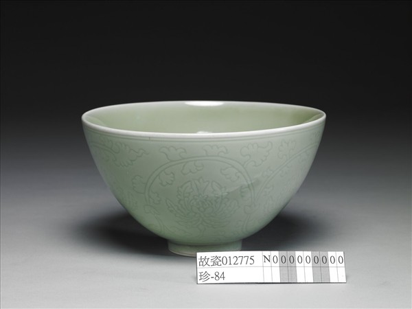 冬青釉花卉紋碗