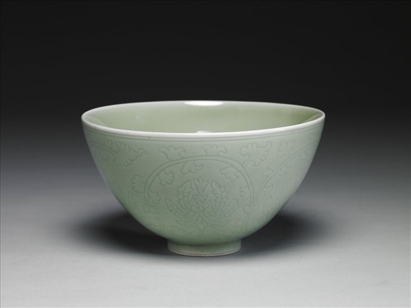 冬青釉花卉紋碗