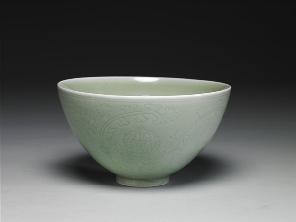 冬青釉花卉紋碗