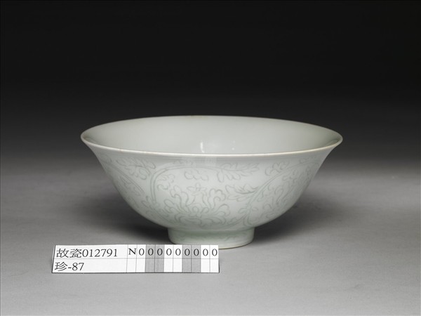 青白瓷劃花花卉紋碗