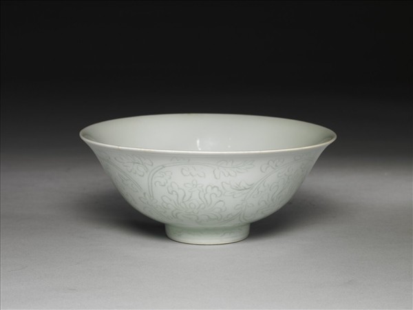 青白瓷劃花花卉紋碗