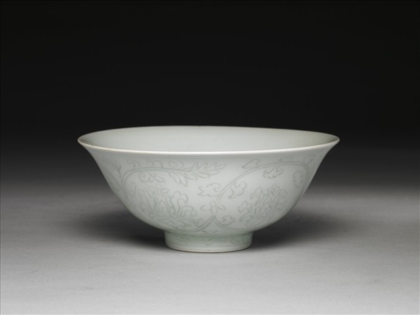 青白瓷劃花花卉紋碗