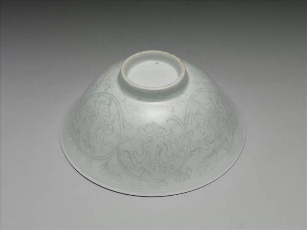 青白瓷劃花花卉紋碗