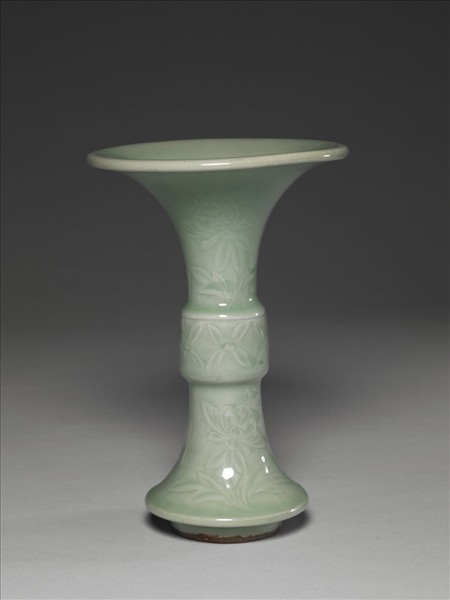 仿龍泉釉花卉紋觚