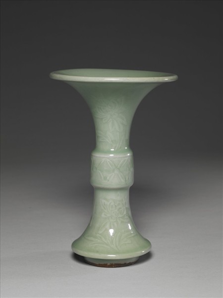 仿龍泉釉花卉紋觚