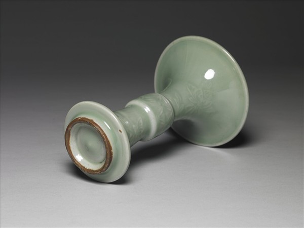 仿龍泉釉花卉紋觚