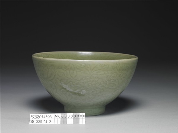 龍泉窯 青瓷劃花四季花卉紋碗