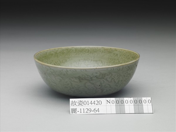 龍泉窯 青瓷劃花花卉臥足碗