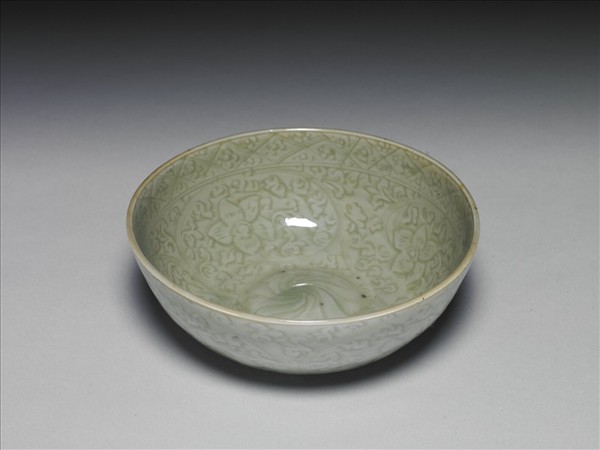 龍泉窯 青瓷劃花花卉臥足碗