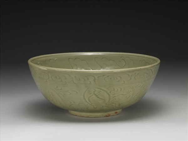 龍泉窯 青瓷劃花牡丹波濤紋碗