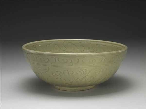 龍泉窯 青瓷劃花牡丹波濤紋碗