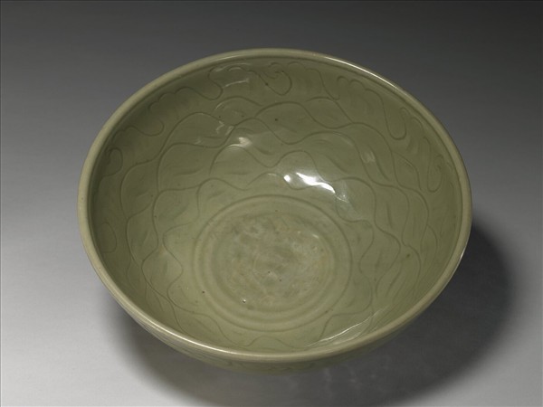 龍泉窯 青瓷劃花牡丹波濤紋碗