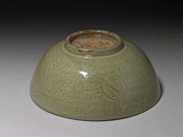 龍泉窯 青瓷劃花牡丹波濤紋碗