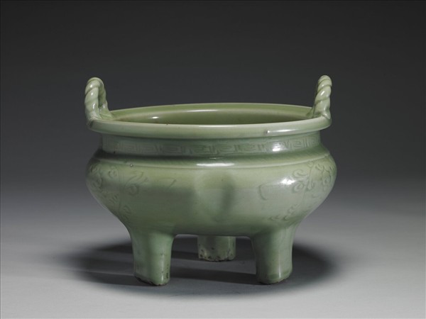 龍泉窯 翠青花卉繩耳鼎式爐