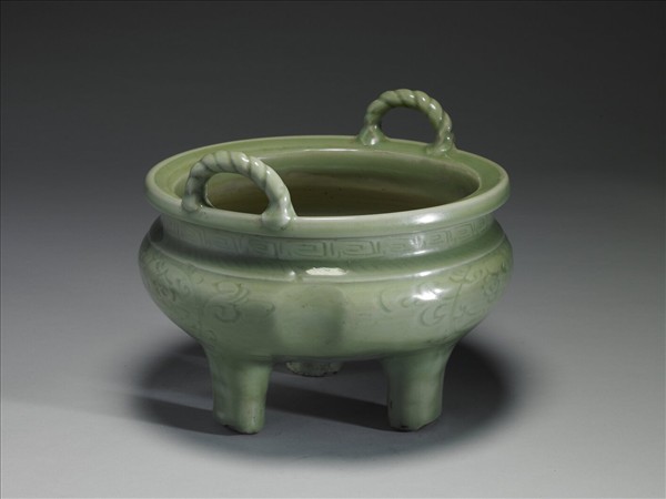 龍泉窯 翠青花卉繩耳鼎式爐