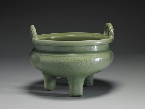 龍泉窯 翠青花卉繩耳鼎式爐