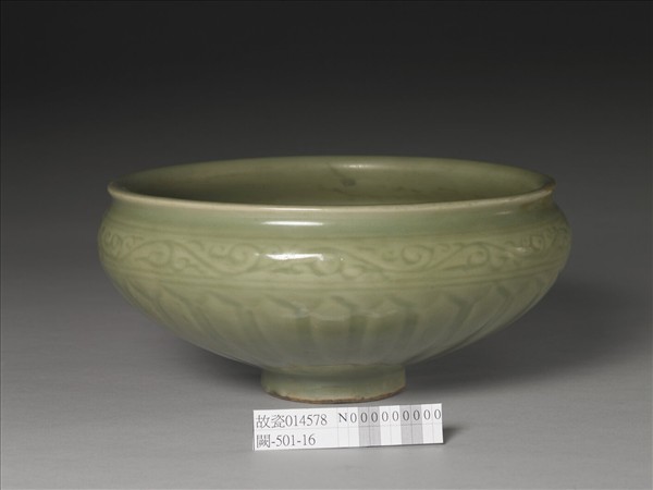 龍泉窯 青瓷蓮瓣紋洗