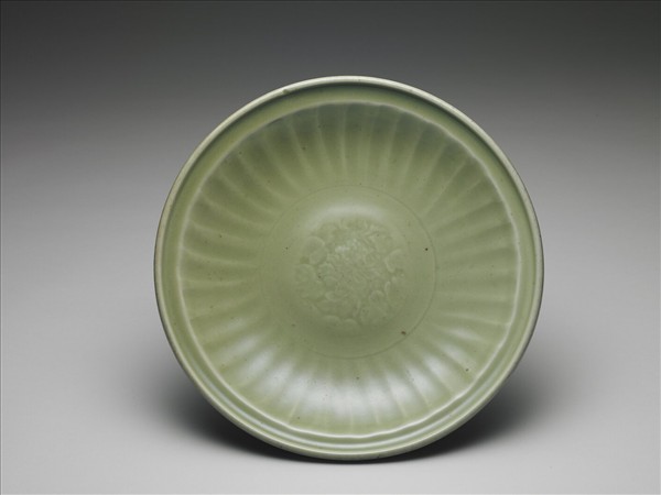 龍泉窯 青瓷菊瓣紋盤