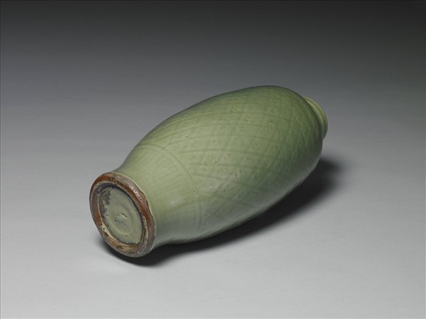 龍泉窯 青瓷劃花斜方格紋橄欖瓶