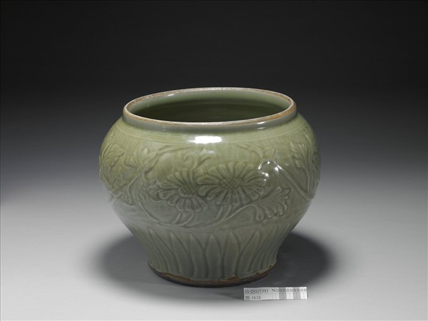 龍泉窯 拱花轉枝花卉罐