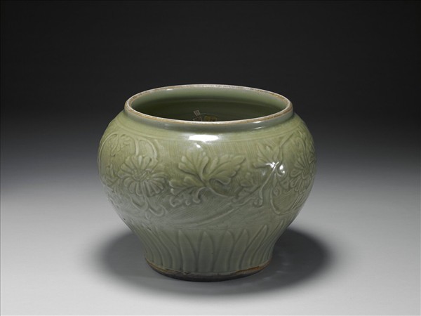 龍泉窯 拱花轉枝花卉罐