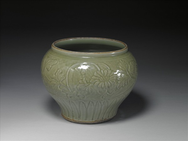 龍泉窯 拱花轉枝花卉罐