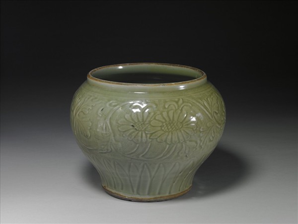 龍泉窯 拱花轉枝花卉罐