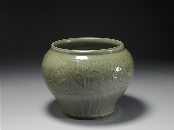 龍泉窯 拱花轉枝花卉罐