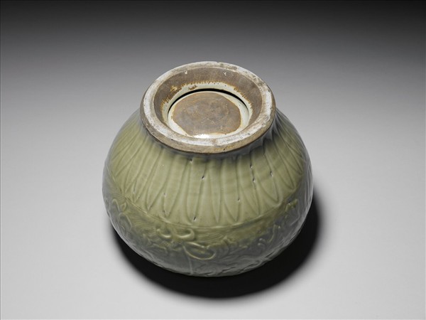 龍泉窯 拱花轉枝花卉罐