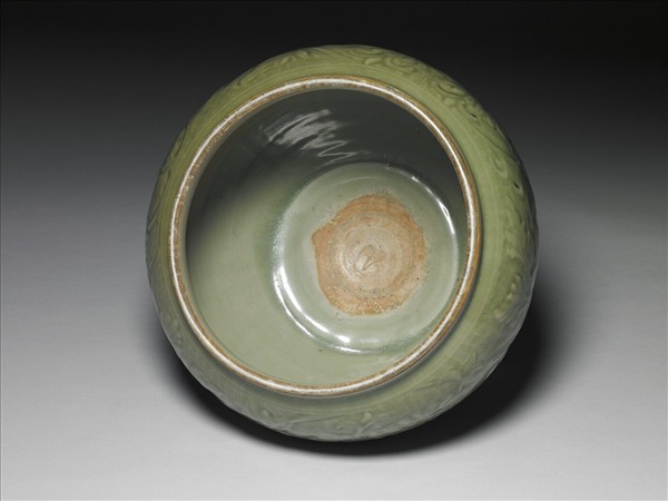 龍泉窯 拱花轉枝花卉罐