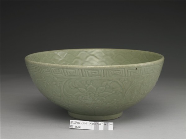 龍泉窯 青瓷刻花花卉水波碗