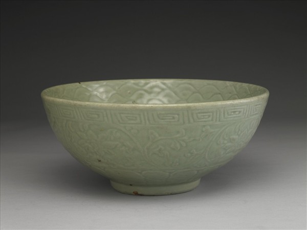 龍泉窯 青瓷刻花花卉水波碗