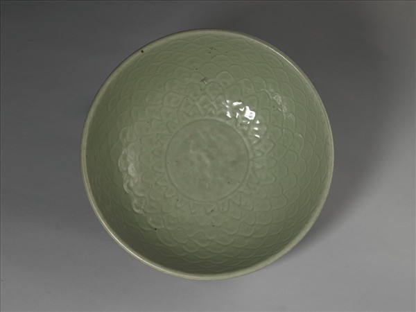 龍泉窯 青瓷刻花花卉水波碗