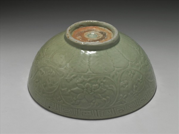 龍泉窯 青瓷刻花花卉水波碗