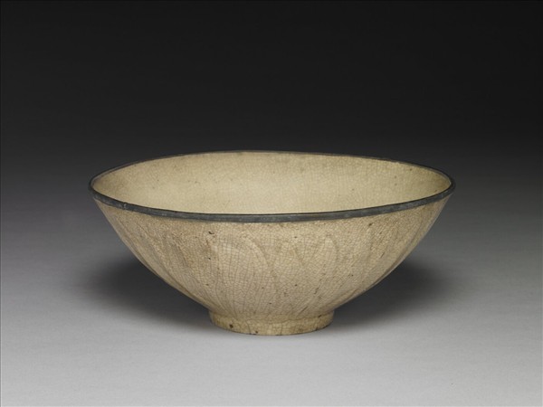 米黃釉刻花蓮瓣紋碗