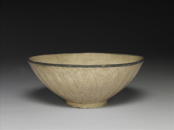 米黃釉刻花蓮瓣紋碗