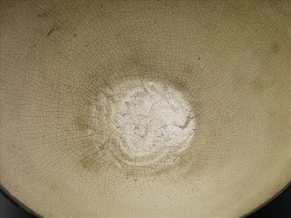 米黃釉刻花蓮瓣紋碗