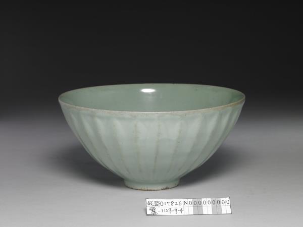 龍泉窯 青瓷蓮瓣紋碗