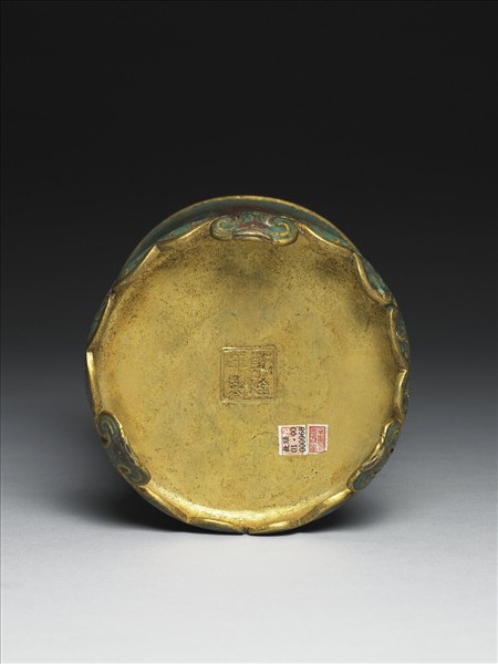 銅胎掐絲琺瑯喜字三足爐