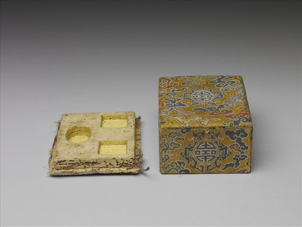 裱黃地朵雲團壽紋錦方盒