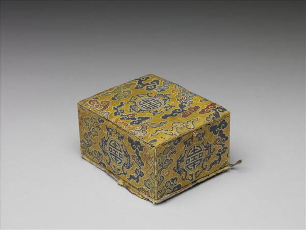 裱黃地朵雲團壽紋錦方盒