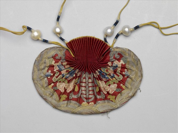 紅鍛金銀線繡荷包