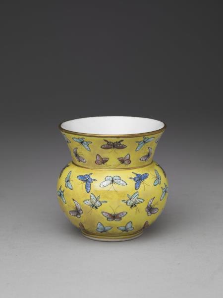 粉彩黃地百蝶盂