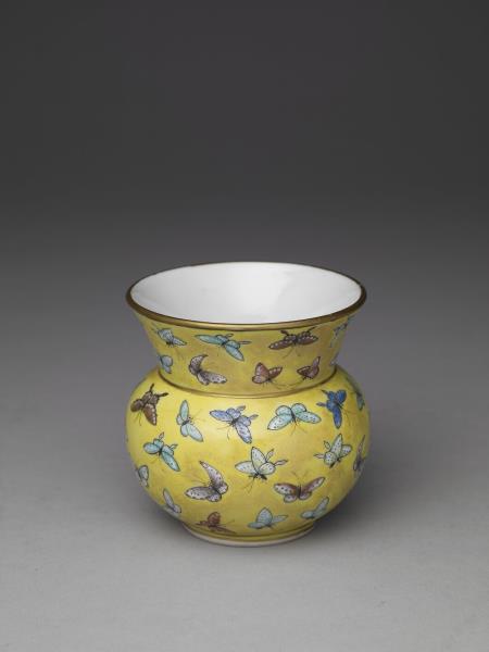 粉彩黃地百蝶盂