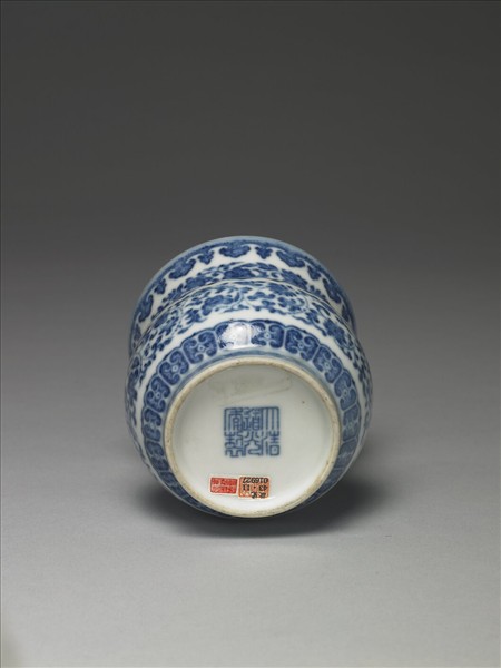 青花花卉紋渣斗