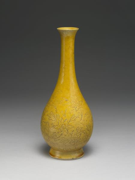 黃釉劃花番蓮紋瓶