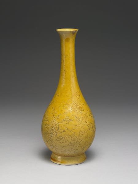 黃釉劃花番蓮紋瓶