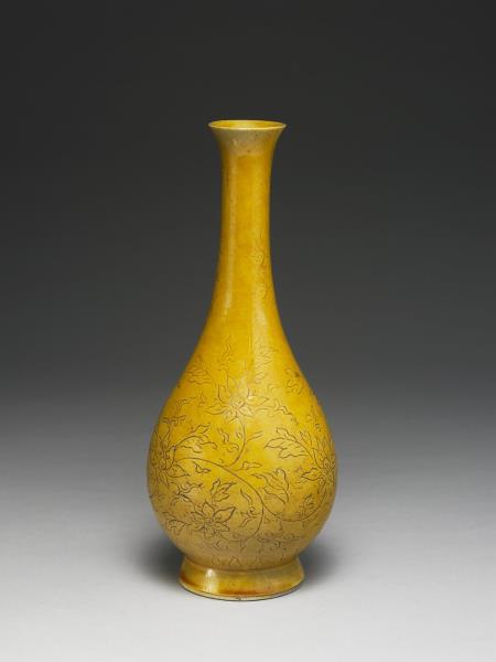黃釉劃花番蓮紋瓶