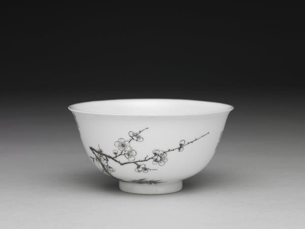 琺瑯彩赭墨梅竹圖碗