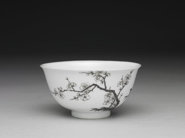 琺瑯彩赭墨梅竹圖碗